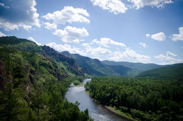  Dağlardaki güzel nehir