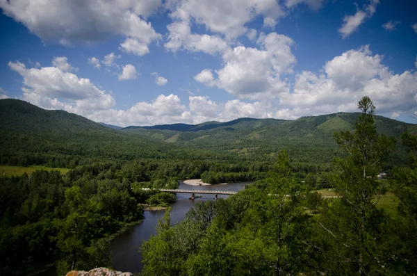  Dağlardaki güzel nehir