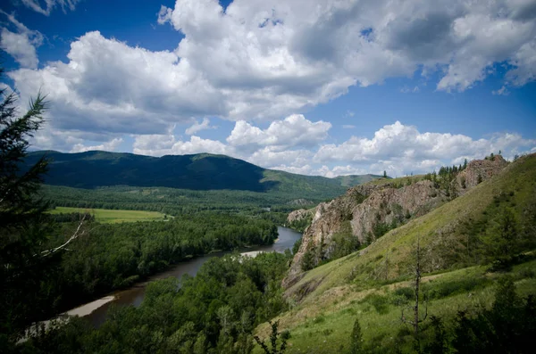  Dağlardaki güzel nehir