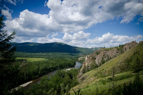  Dağlardaki güzel nehir