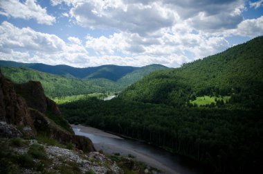  Dağlardaki güzel nehir