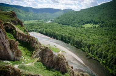  Dağlardaki güzel nehir