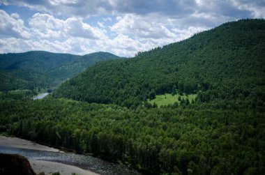  Dağlardaki güzel nehir
