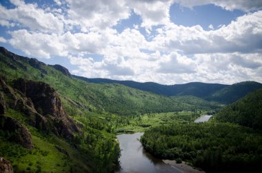  Dağlardaki güzel nehir