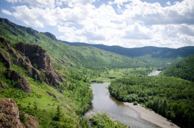  Dağlardaki güzel nehir