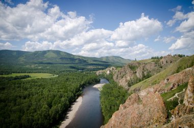  Dağlardaki güzel nehir