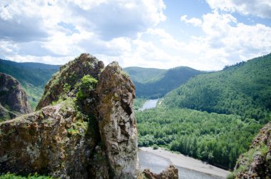  Dağlardaki güzel nehir