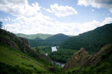  Dağlardaki güzel nehir