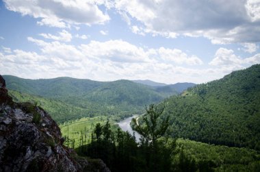  Dağlardaki güzel nehir
