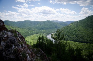  Dağlardaki güzel nehir