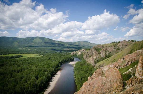  Dağlardaki güzel nehir