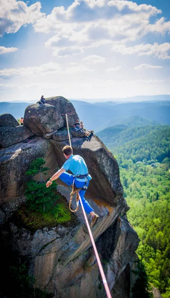 Slacklining, man walks the line at high altitude above the forest — Stock Photo, Image