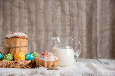 Renkli yumurtalı paskalya pastası.