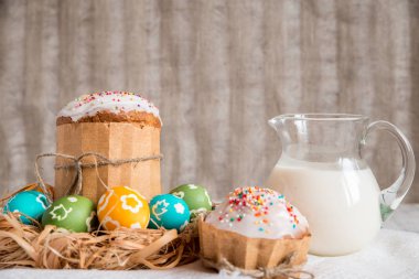 Renkli yumurtalı paskalya pastası.
