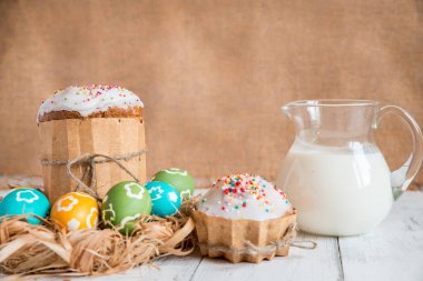 Renkli yumurtalı paskalya pastası.