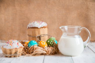 Renkli yumurtalı paskalya pastası.