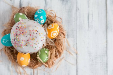 Renkli yumurtalı paskalya pastası.