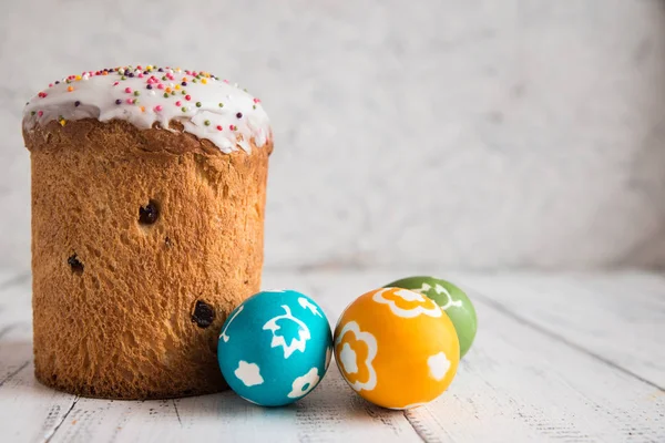 Gâteau de Pâques avec des œufs colorés — Photo