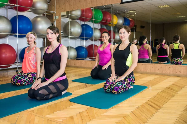 Un grupo de chicas haciendo yoga —  Fotos de Stock