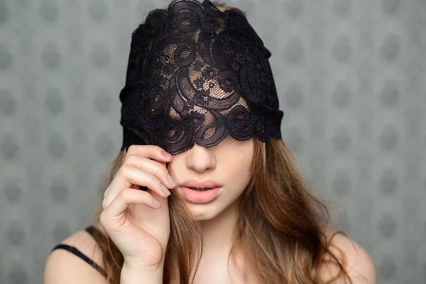 Dívka s maskou krajky kypré rty — Stock fotografie