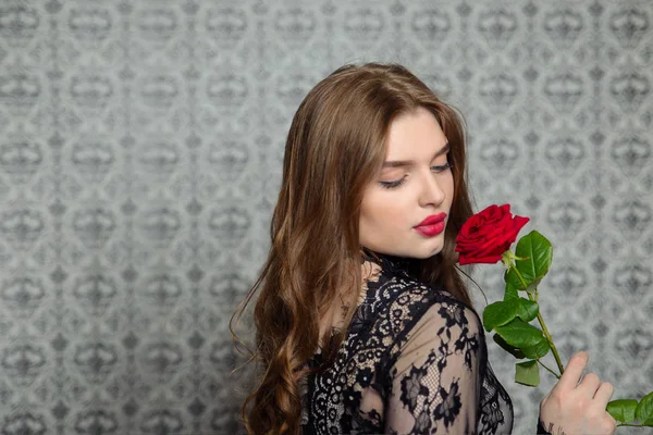 Menina com lábios gordos em vestido de renda — Fotografia de Stock