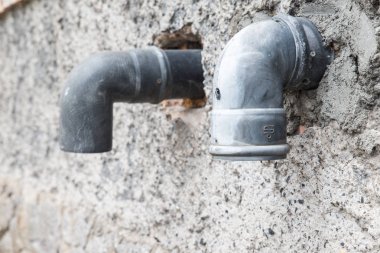 siyah boru ile gri duvar