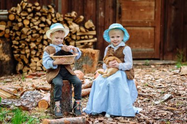 erkek ve kız tavşanlarla oynarken Köyü