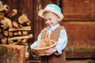 Çocuk bir tavşan ile çiftlikte