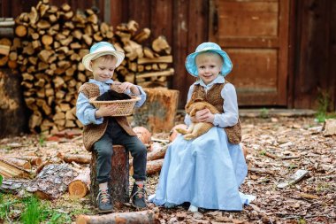 erkek ve kız tavşanlarla oynarken Köyü