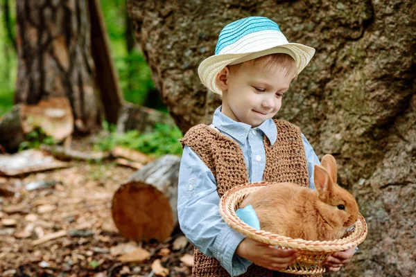 Le garçon à la ferme avec le lapin — Photo