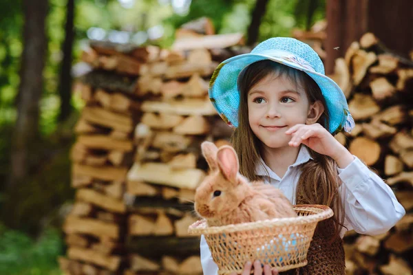 Brunette fille dans chapeau tenant un lapin — Photo