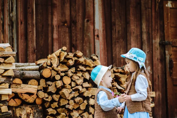 Les enfants aux chapeaux bleus tenant la main sur un fond en bois — Photo