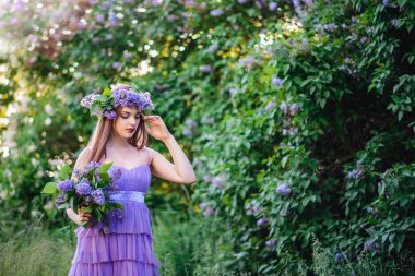 Leylak kafasında çelenk ile kız