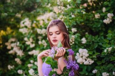 Leylak kafasında çelenk ile kız