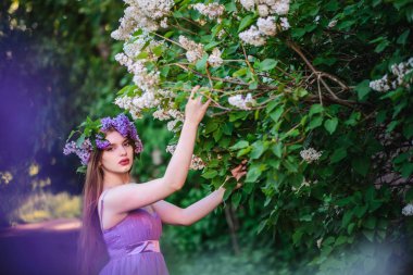 Leylak kafasında çelenk ile kız