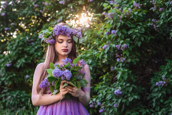 Dziewczyna z wieniec na głowie w liliowy — Zdjęcie stockowe