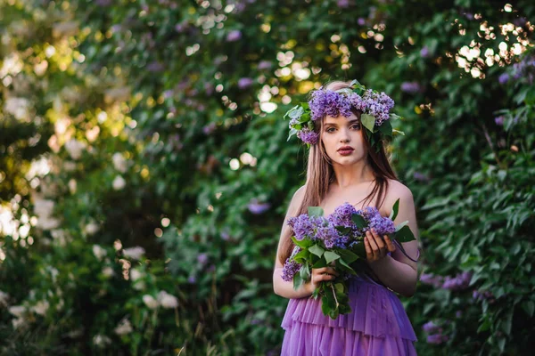 Dívka s věncem na hlavě v lila — Stock fotografie