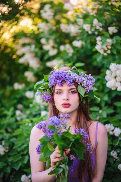 Das Mädchen mit dem Kranz auf dem Haupt in Flieder — Stockfoto