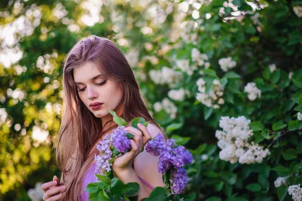 Dívka s věncem na hlavě v lila — Stock fotografie