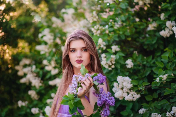 A menina com a coroa na cabeça em lilás — Fotografia de Stock