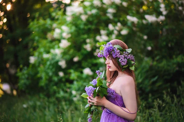 A menina com a coroa na cabeça em lilás — Fotografia de Stock