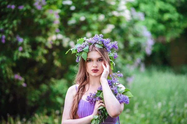 Leylak kafasında çelenk ile kız