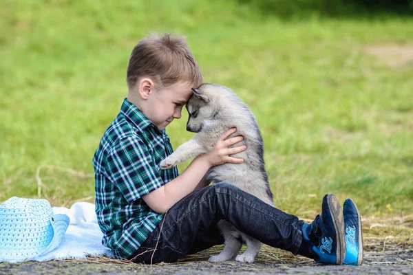 Le garçon avec le chiot touffu — Photo