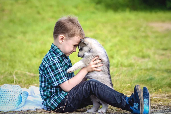 Le garçon avec le chiot touffu — Photo