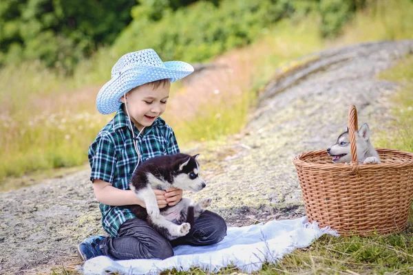 Мальчик с щенком хаски — стоковое фото