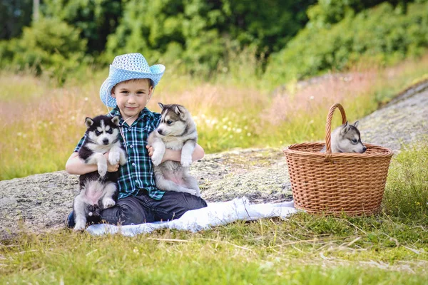 Le garçon avec le chiot touffu — Photo