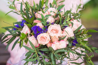 Gelinin elinde düğün buketi