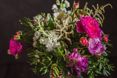 buket karanlık bir arka plan üzerinde rustik tarzda