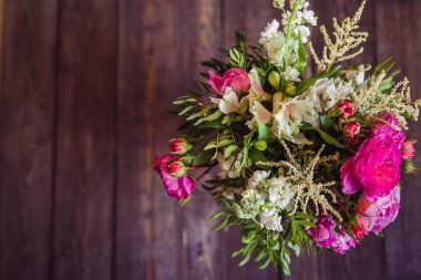 buket karanlık bir arka plan üzerinde rustik tarzda