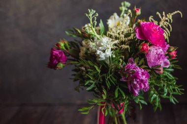 buket karanlık bir arka plan üzerinde rustik tarzda